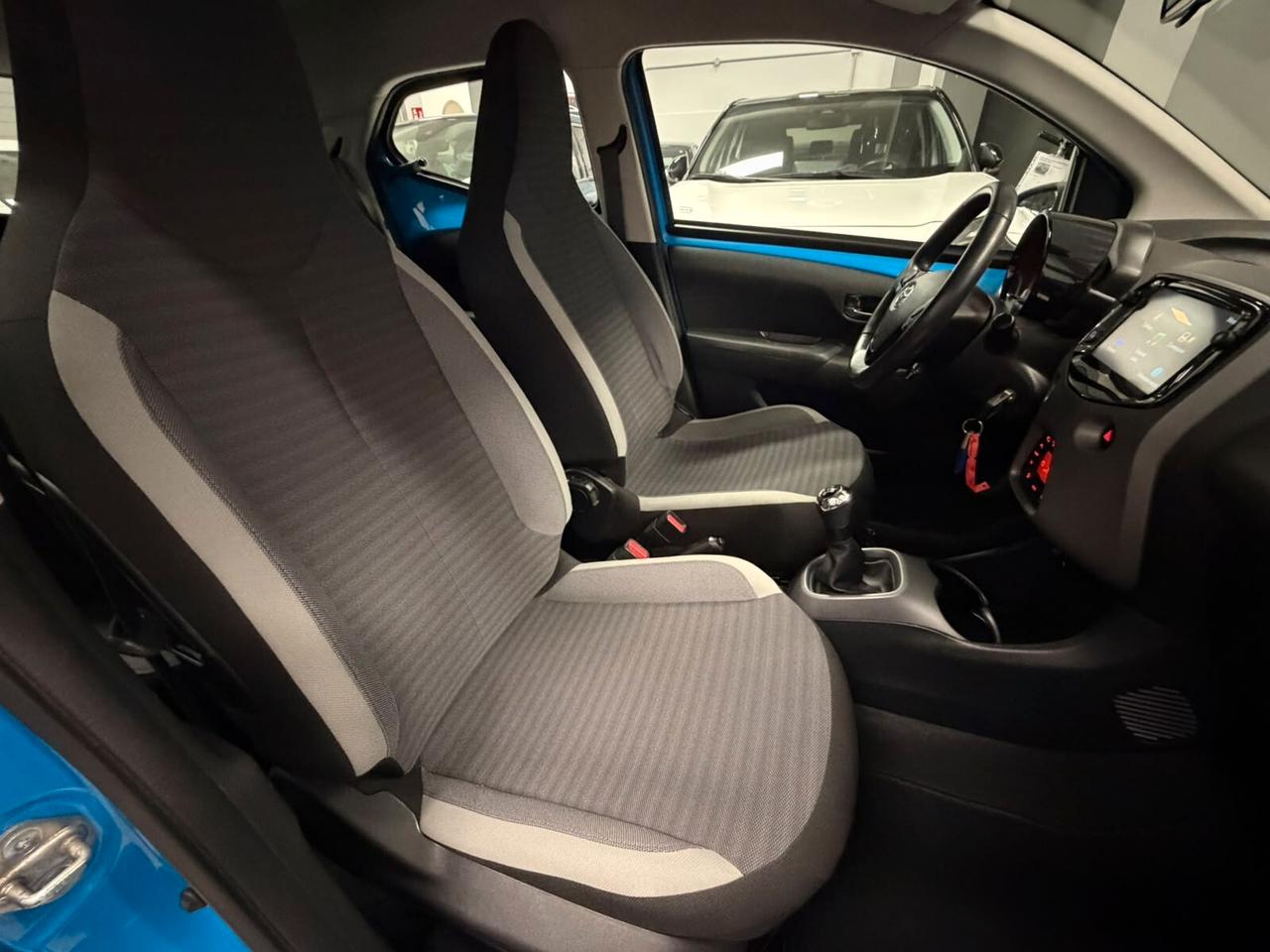 Toyota Aygo Connect 1.0 VVT-i 72 CV 5 porte x-play A RATE DA € 110 AL MESE