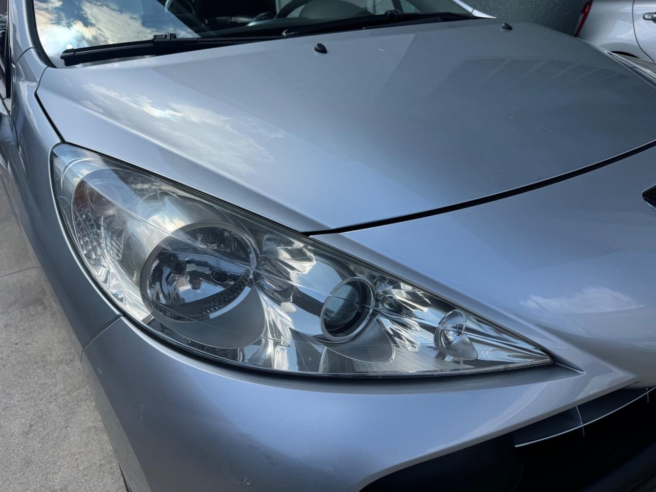 Peugeot 207 1.6 HDi 110CV CC Féline