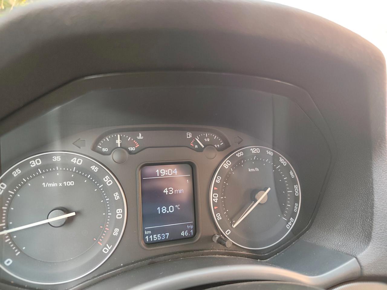 Skoda Octavia 1.6 Benz berlina Elegance