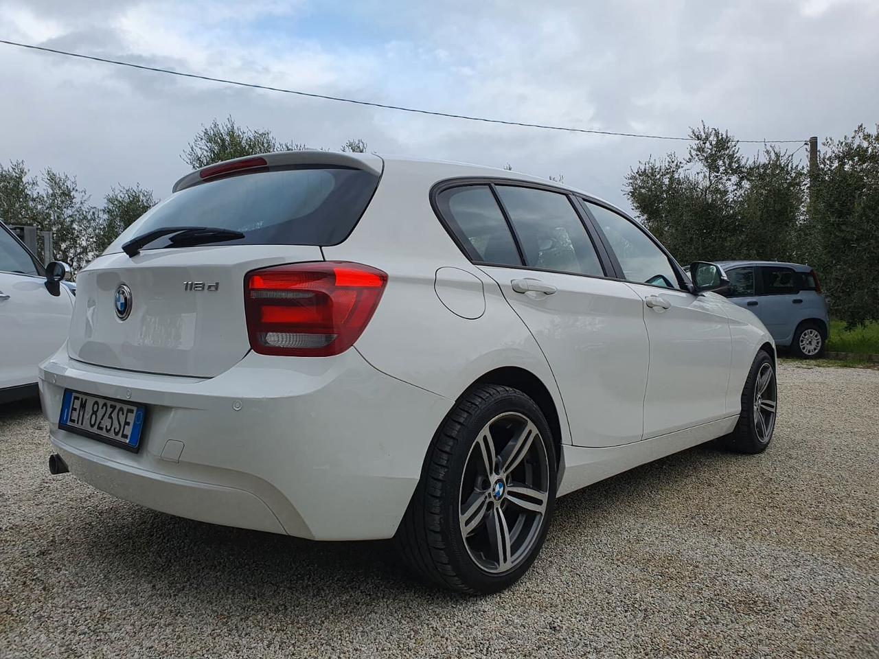 Bmw 118d 5p. Unique