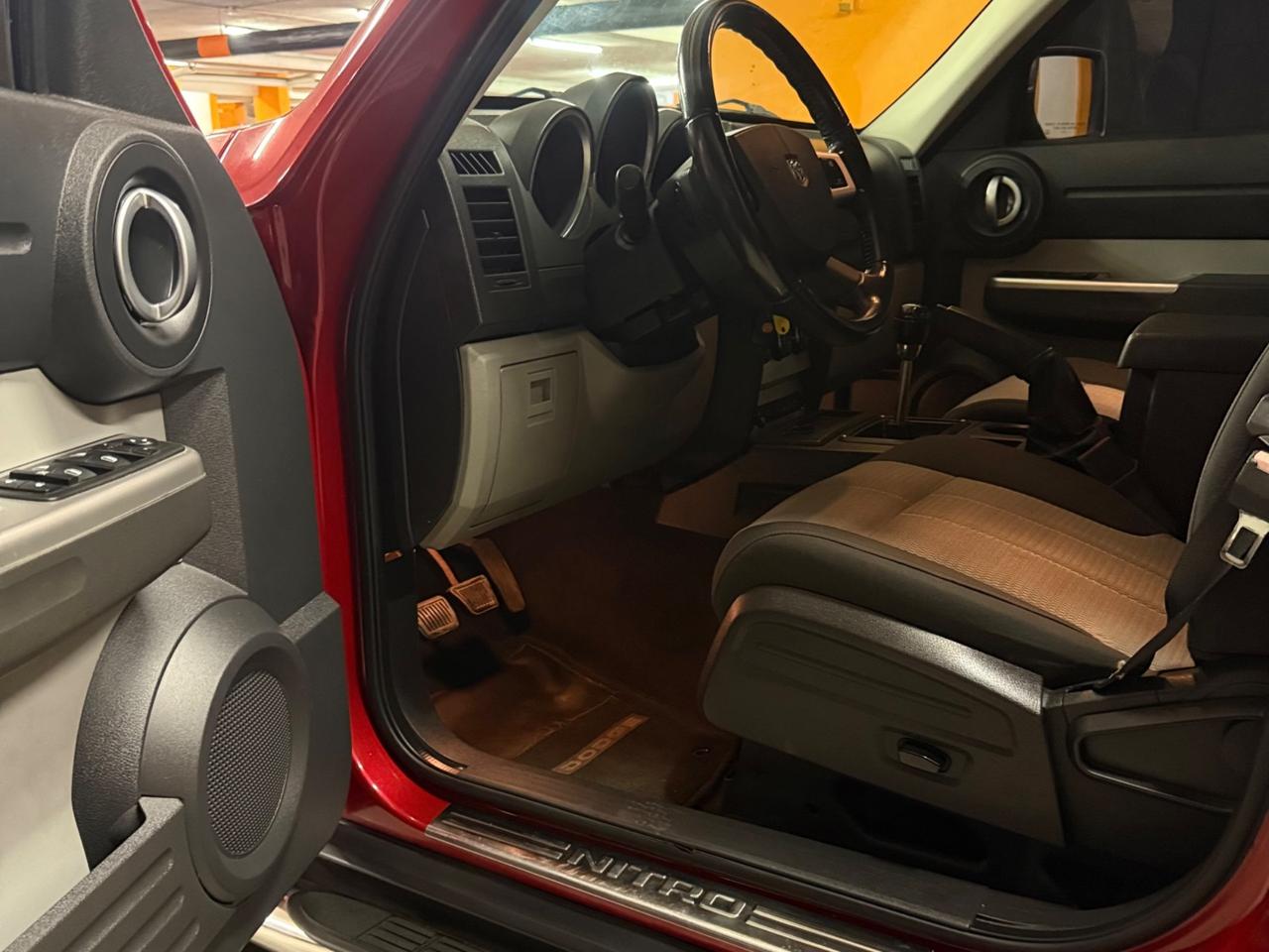 STRAORDINARIO DODGE NITRO 4×4 CON CAMBIO MANUALE