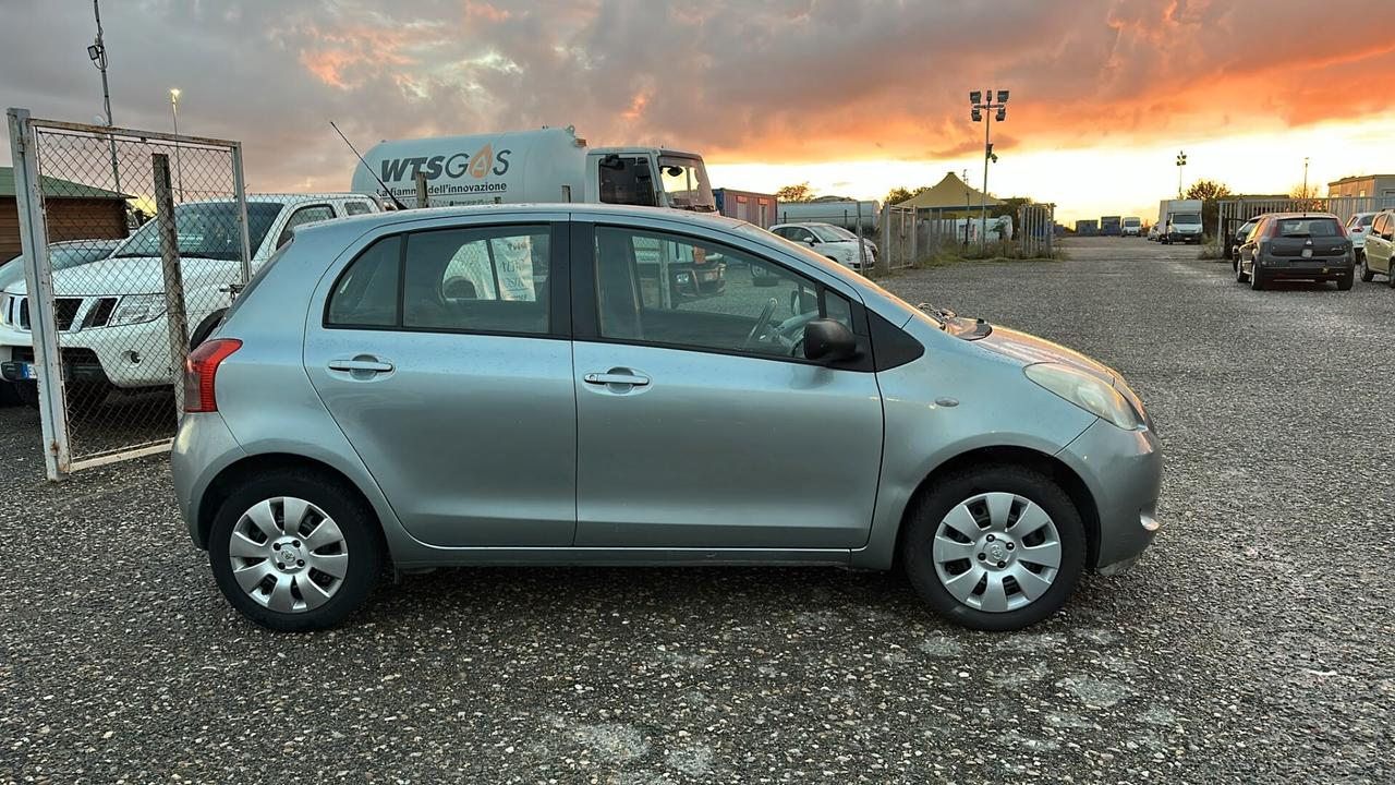 Toyota Yaris 1.0 benzina 5 porte