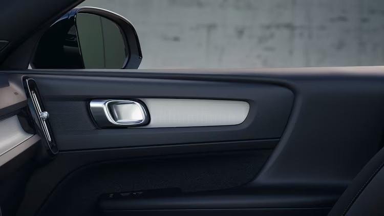 VOLVO XC40 CORE B3 AUTO PREZZO PROMO FINO AL 31/12/2025