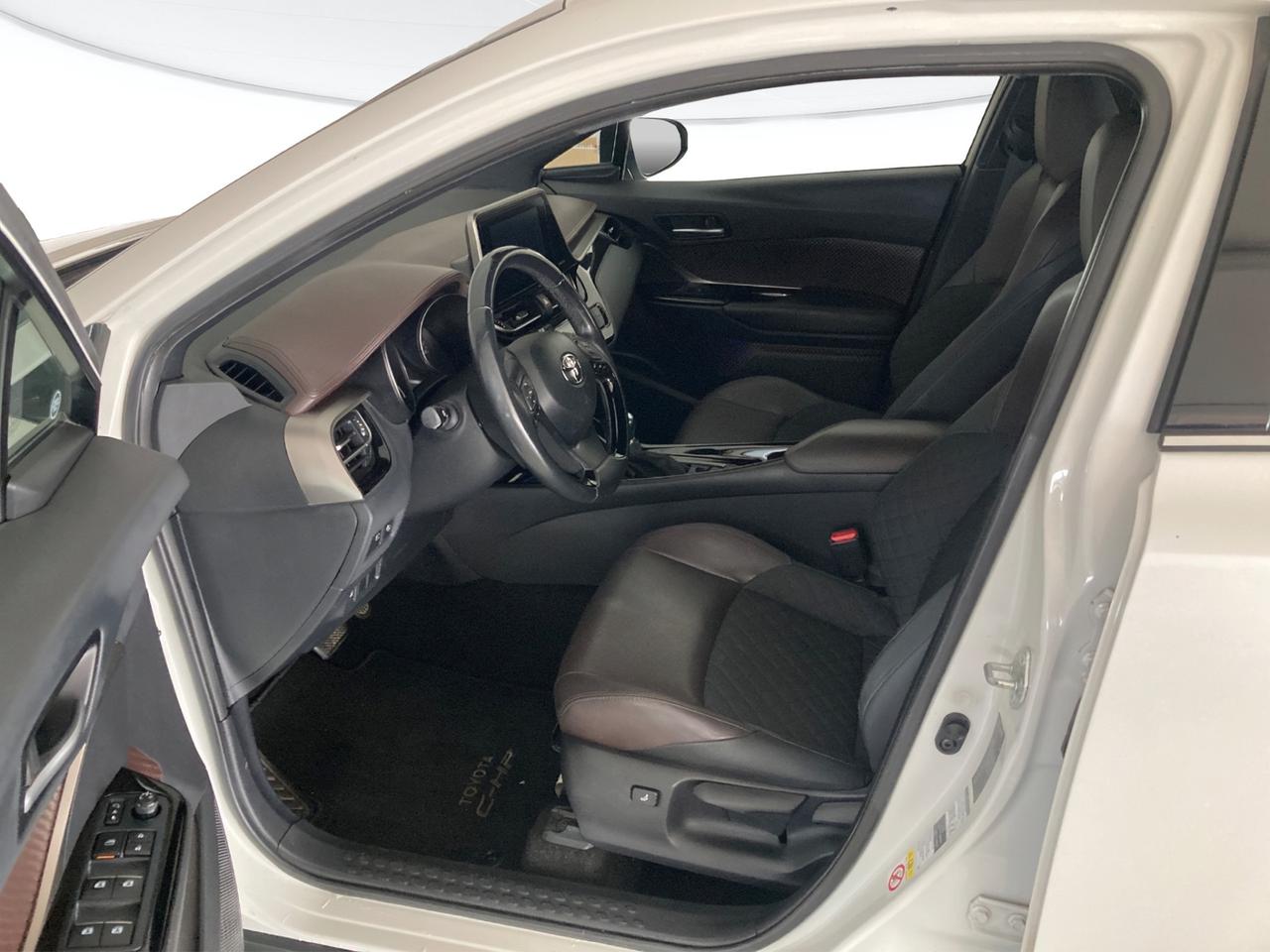 TOYOTA C-HR 1.8h Lounge 2wd e-cvt my18