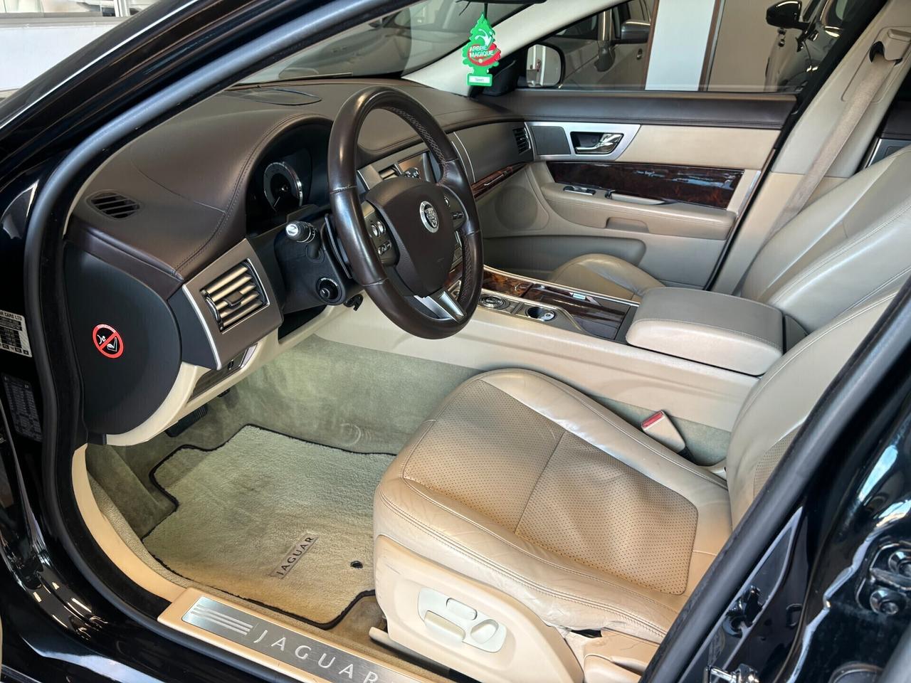 Jaguar XF 2.7d Premium Luxury auto*