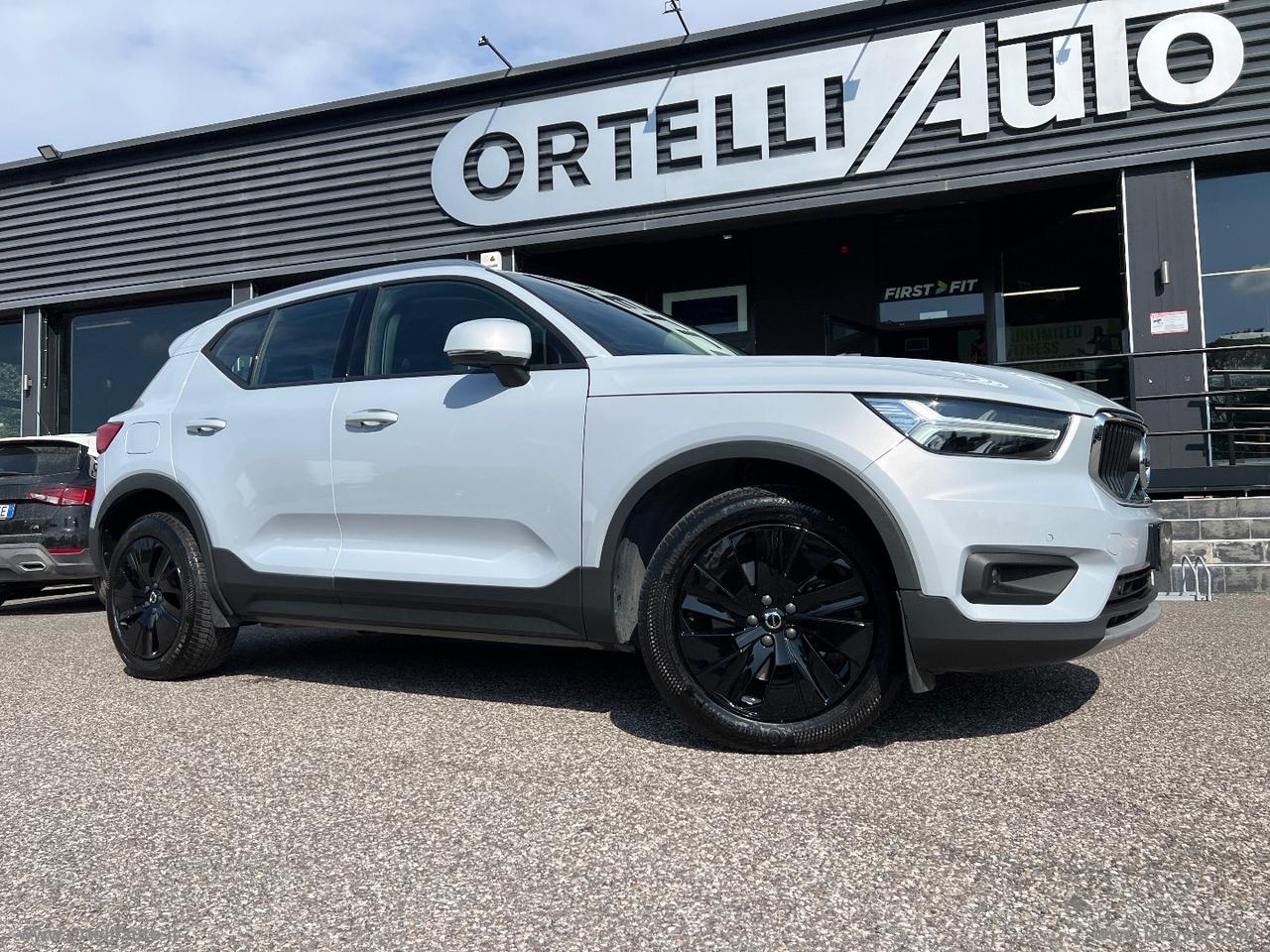 VOLVO XC40 D3 AWD Geartronic Momentum Pro IVA DEDUCIBILE