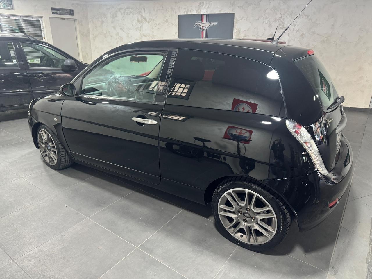 Lancia Ypsilon 1.3 MJT 75 CV MomoDesign