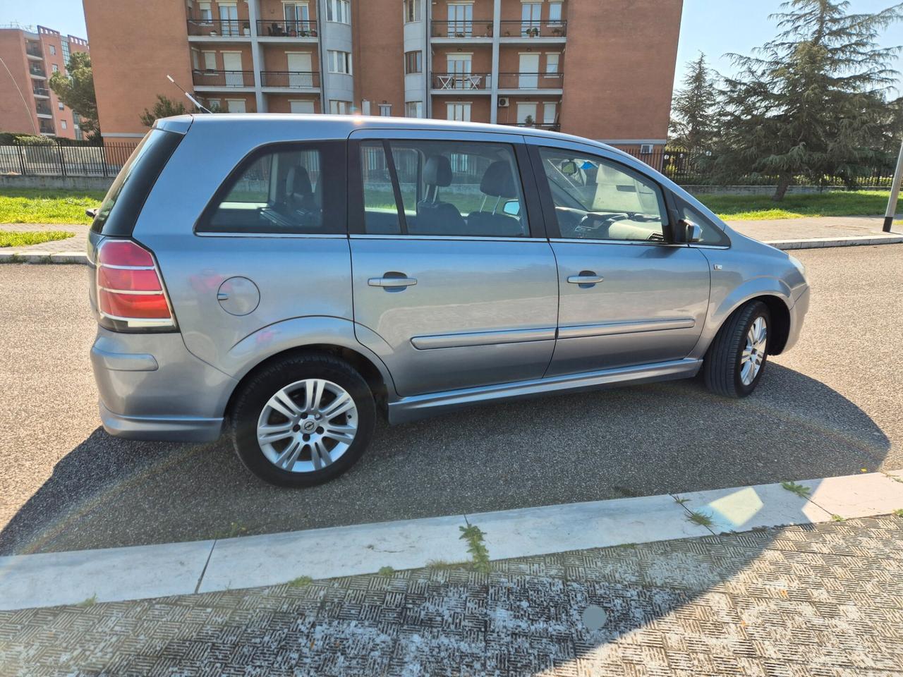 Opel Zafira 1.6 metano 7 posti 2010