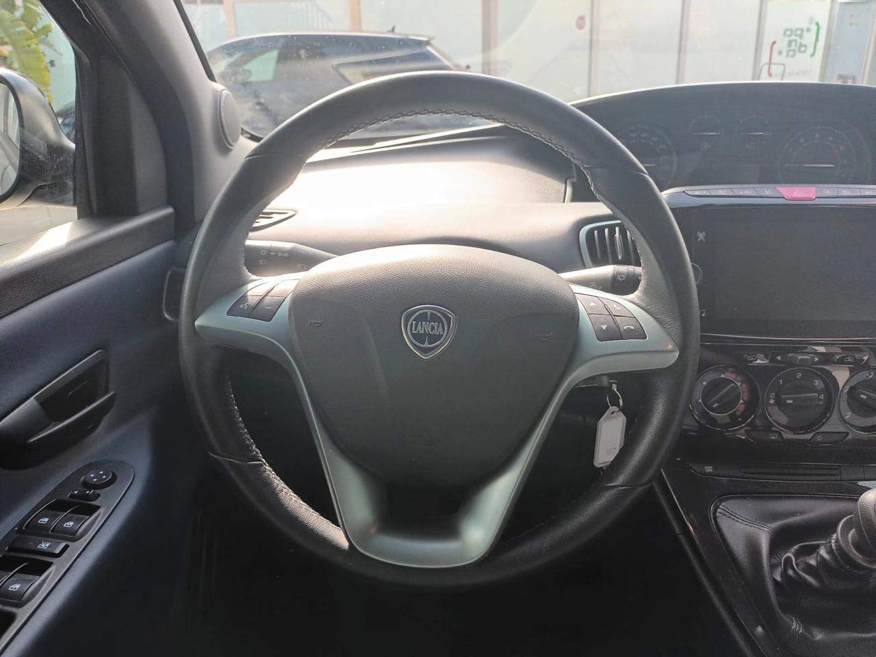 Lancia Ypsilon 1.0 Platino Hybrid 70 CV
