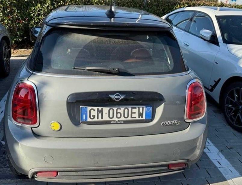 MINI COOPER SE GUARDA LE FOTO