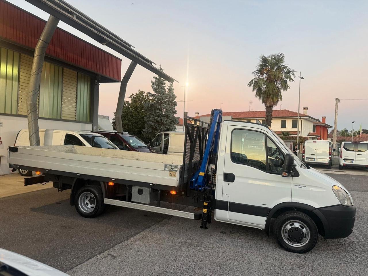 IVECO DAILY 35C 18 MOTORE 3.0 1 80 CV CASSONE DA 430 FISSO E GRU PM 3 ALTEZZA 10M