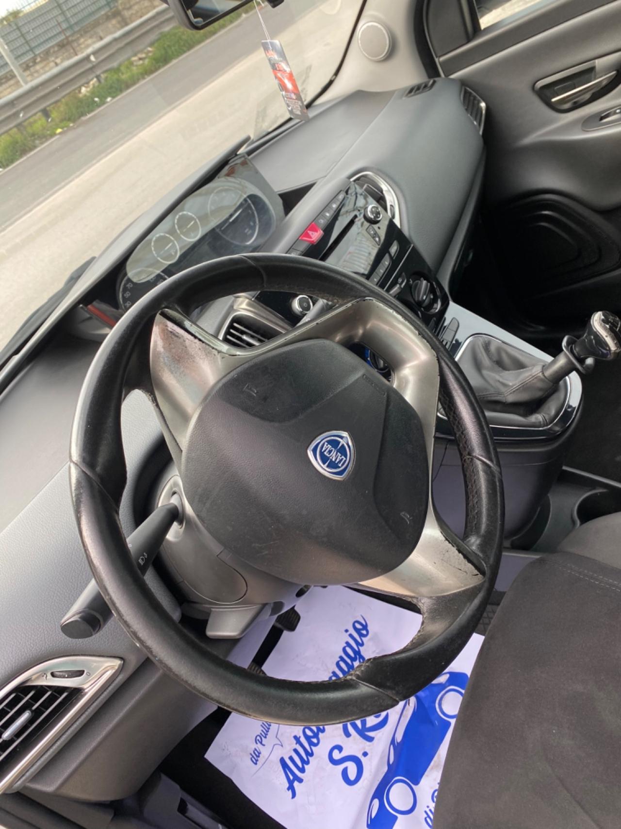 Lancia Ypsilon 0.9 TwinAir 85 CV 5 porte Metano Ecochic Silver