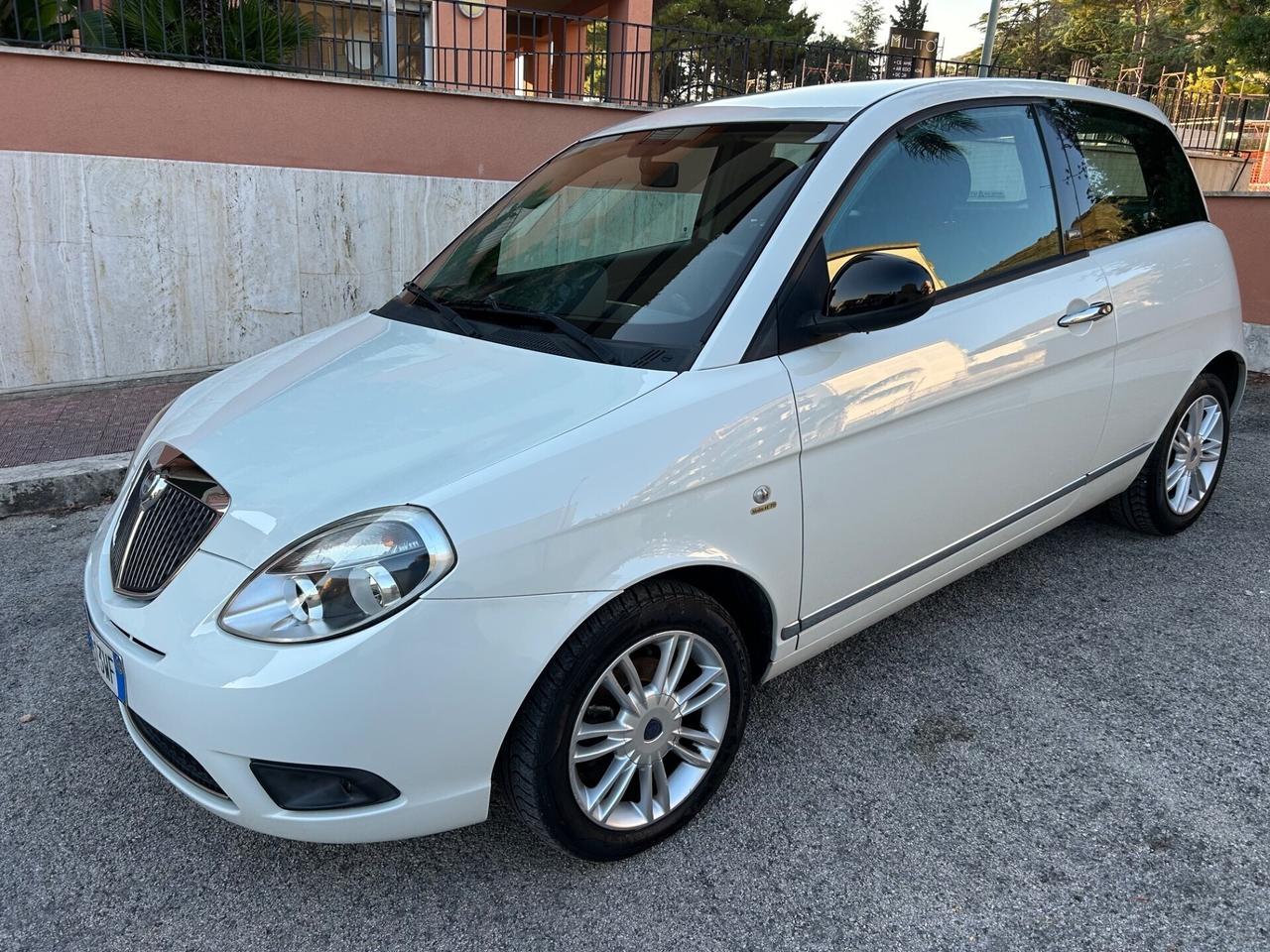 Lancia Ypsilon 1.3 MJT 75 CV Unyca