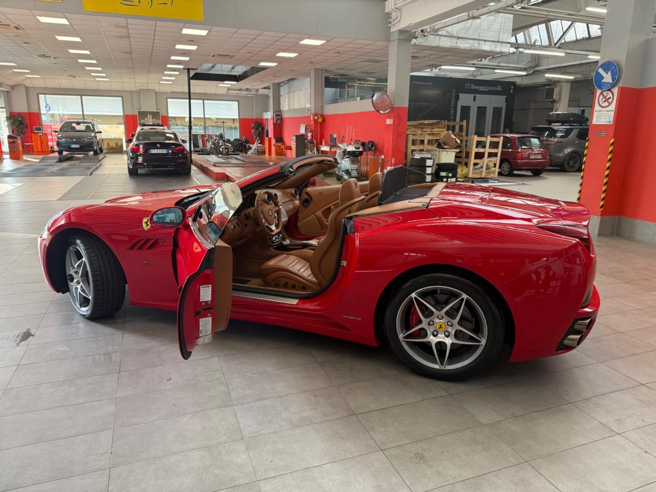 Ferrari California DCT OFFICALE ITALIANA TAGLANDI FERRARI