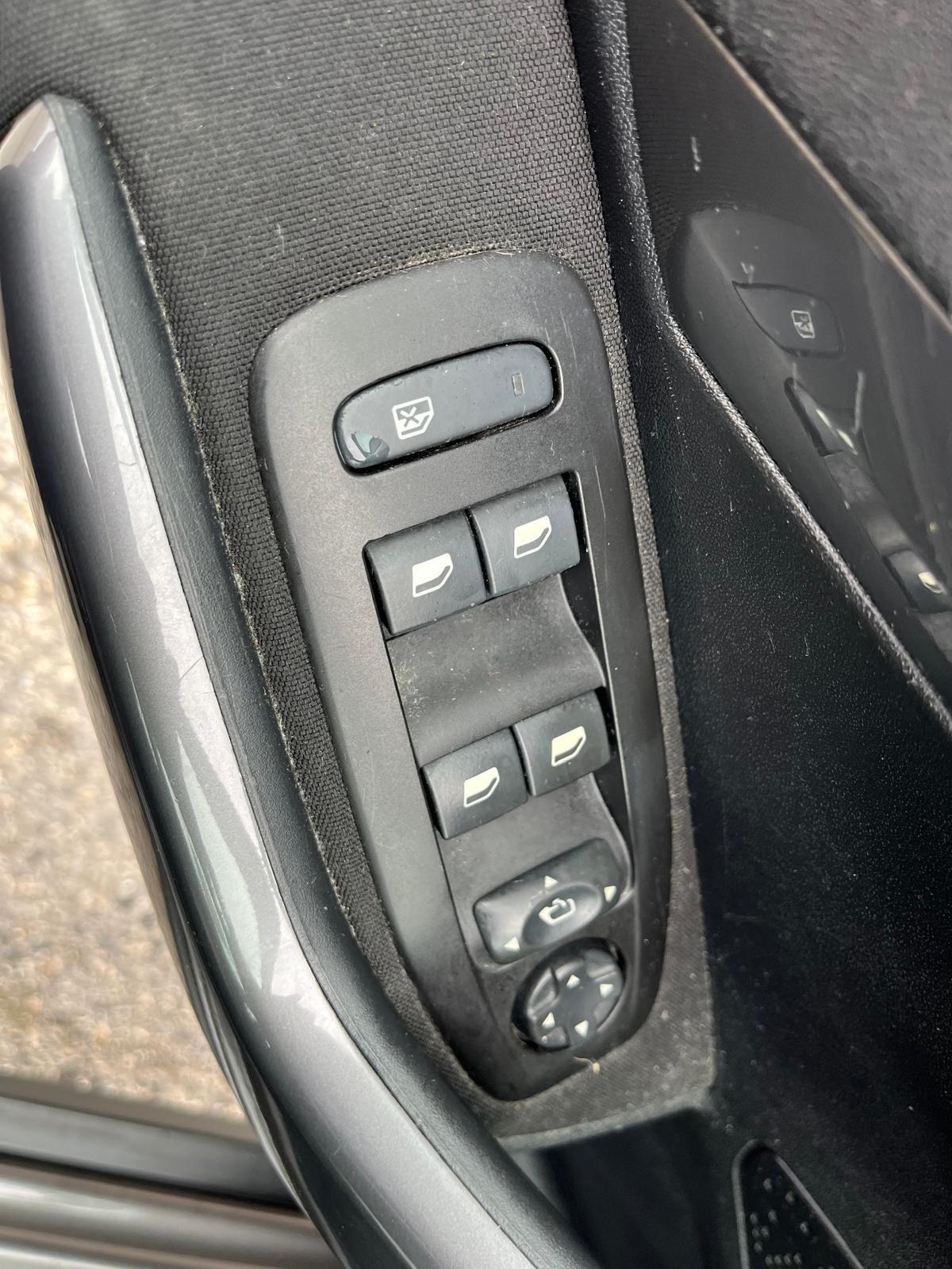 Peugeot 2008-1.6 blue hdi-full-2018