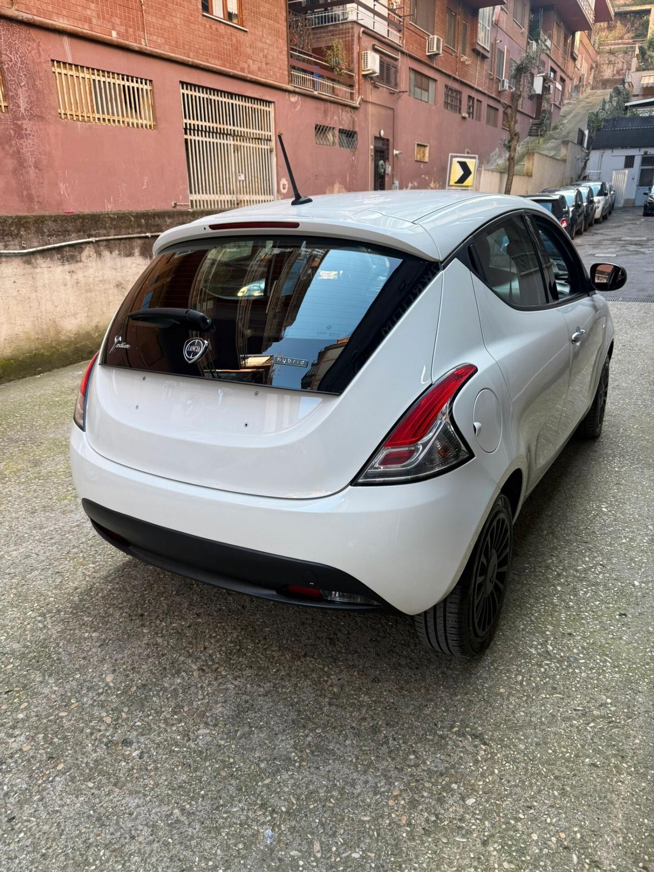 Lancia Ypsilon 1.0 FireFly 5 porte S&S Hybrid Ecochic Silver