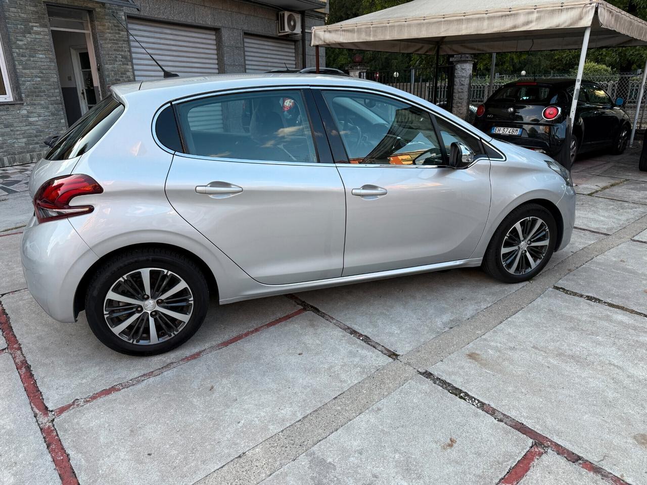 Peugeot 208 BlueHDi 100 5 porte Allure per neopatentati