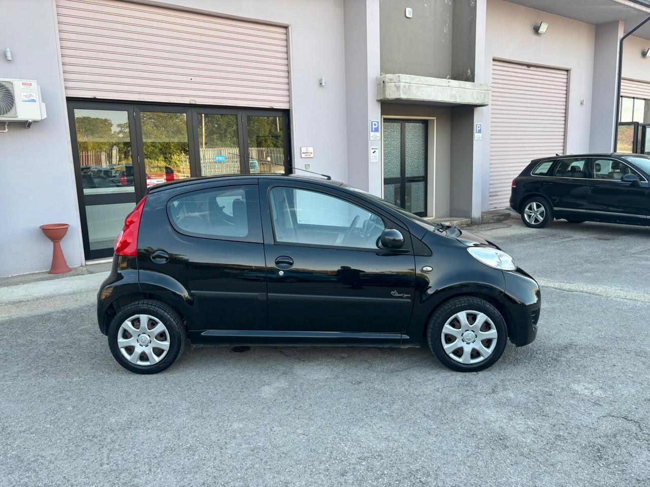 Peugeot 107 1.0 68CV 5p. Sweet Years automatica