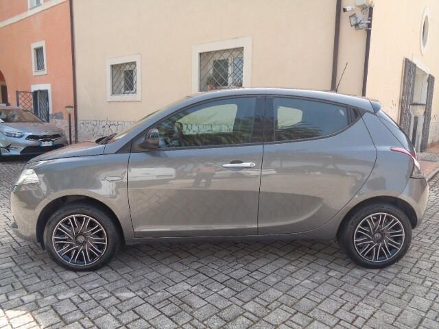 Lancia Ypsilon 1.0 FireFly 5 POSTI S&S Hybrid Silver