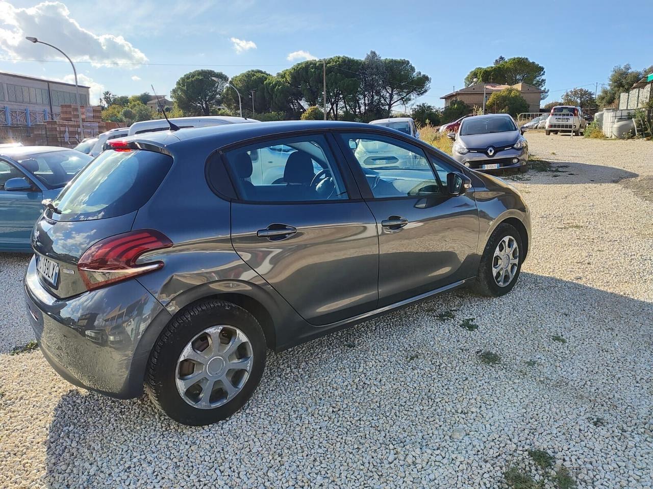 Peugeot 208 BlueHDi 75 5 1.6hdi adatta per neopate