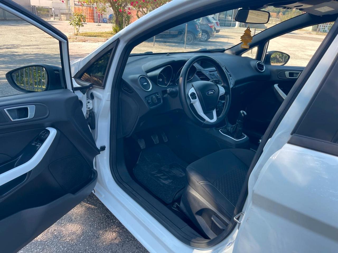 Ford Fiesta 1.5 TDCi 75CV 5 porte Black & White Edition