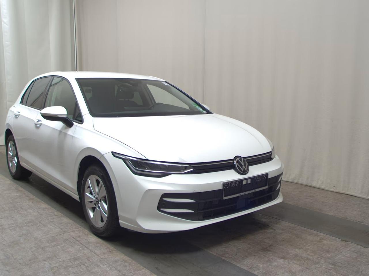Volkswagen Golf -8 1.5 TSI Life LED DC PDC ACC MFL