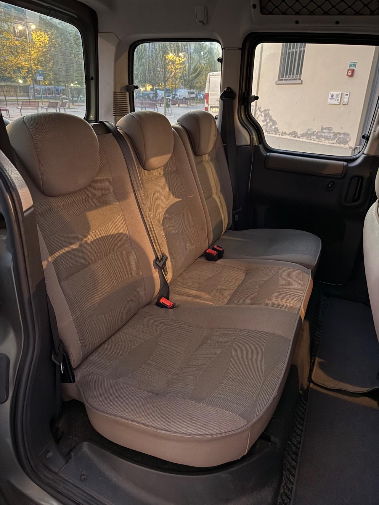 Peugeot Ranch 1.6 HDi 5p. Totem