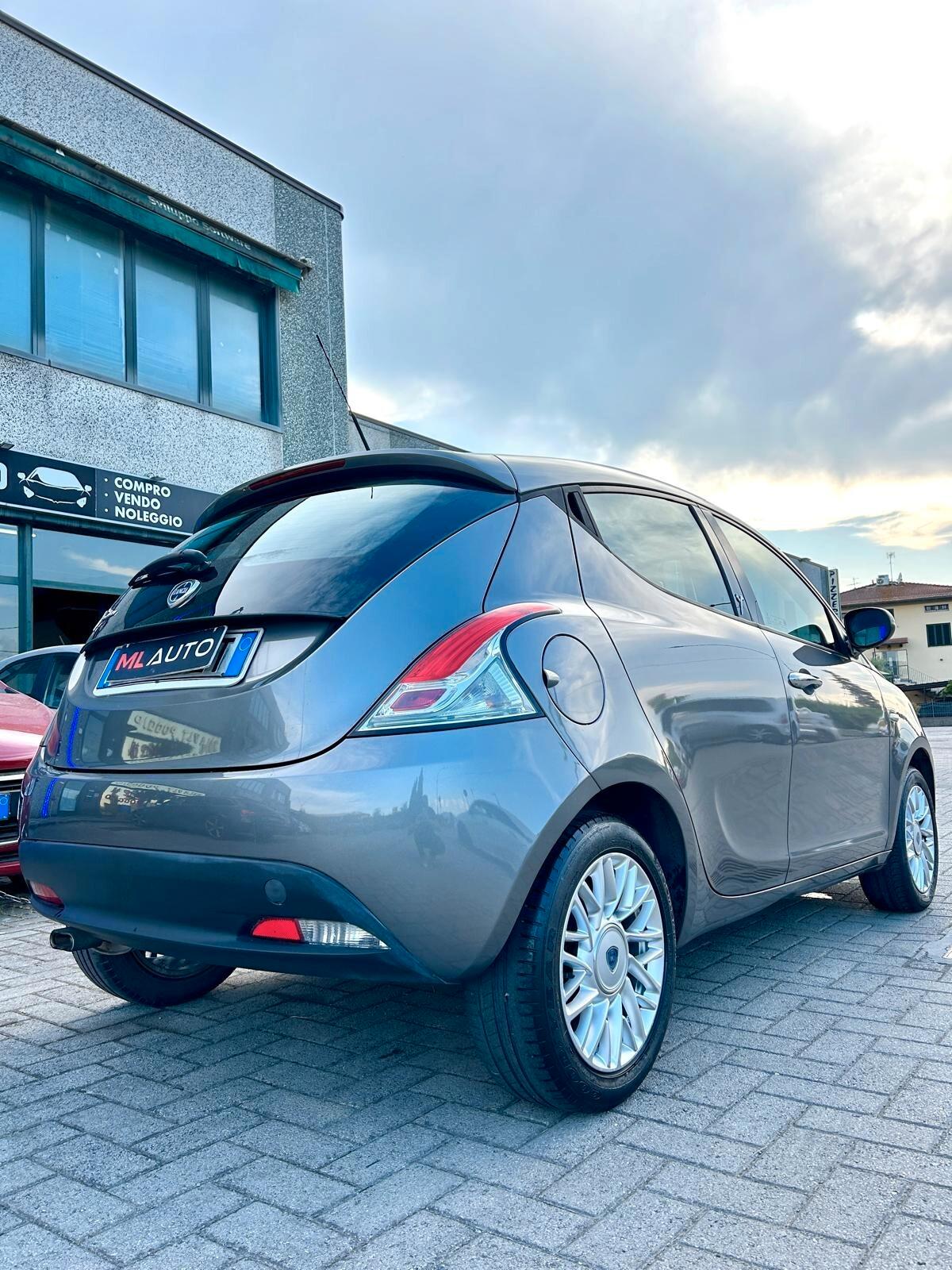 Lancia Ypsilon 1.2 69 CV 5 porte S&S Platinum - OK NEOPATENTATI