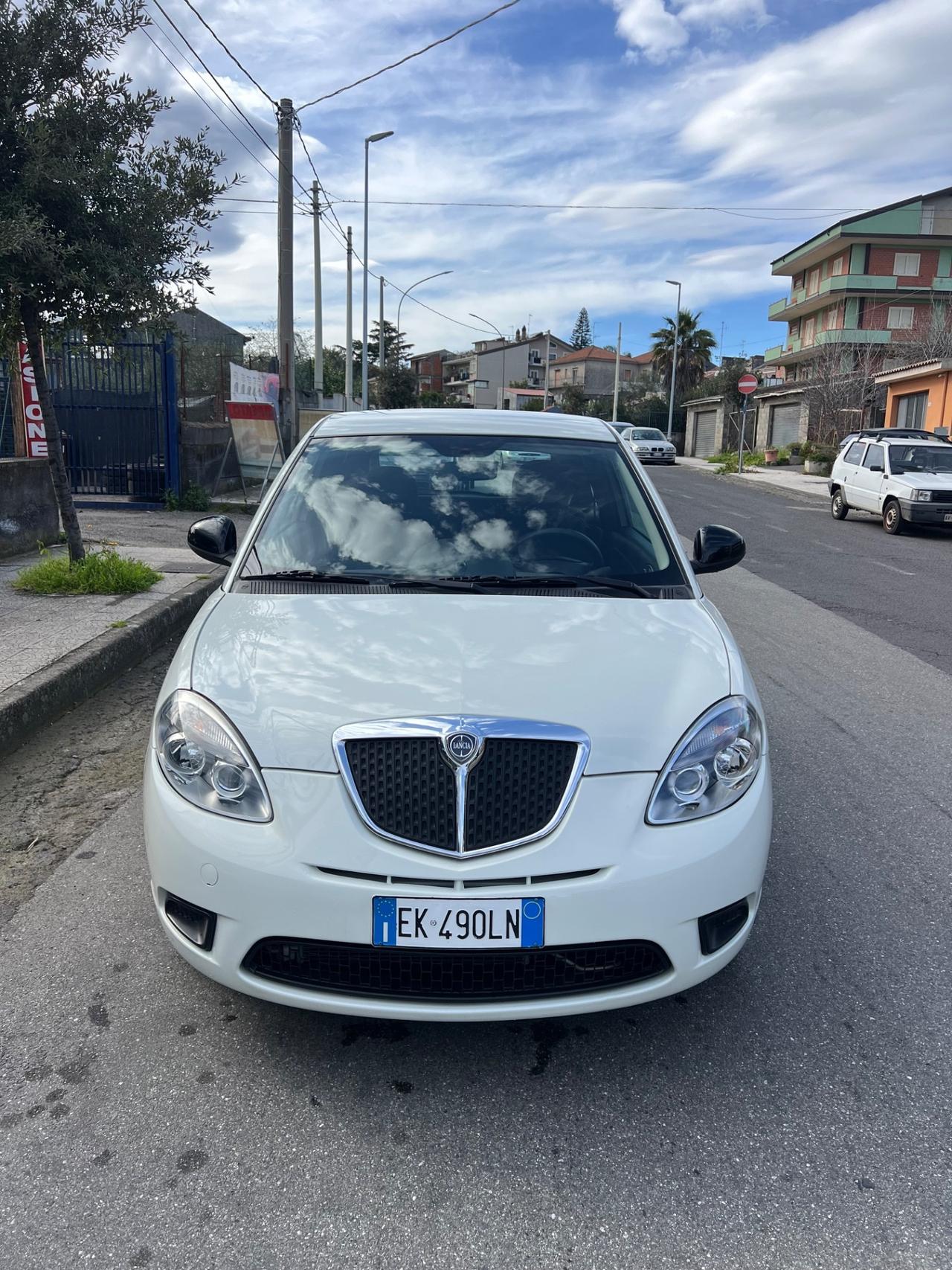 Lancia Ypsilon 1.3 MJT 75 CV Unyca
