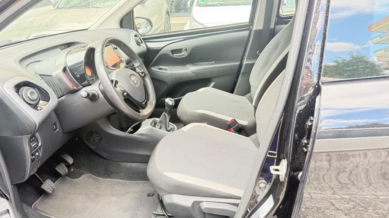 Toyota Aygo Connect 1.0 VVT-i 72 CV 5 porte x-play LED NAVI KAMERA PDC CERCHI 16 BLUETOOTH