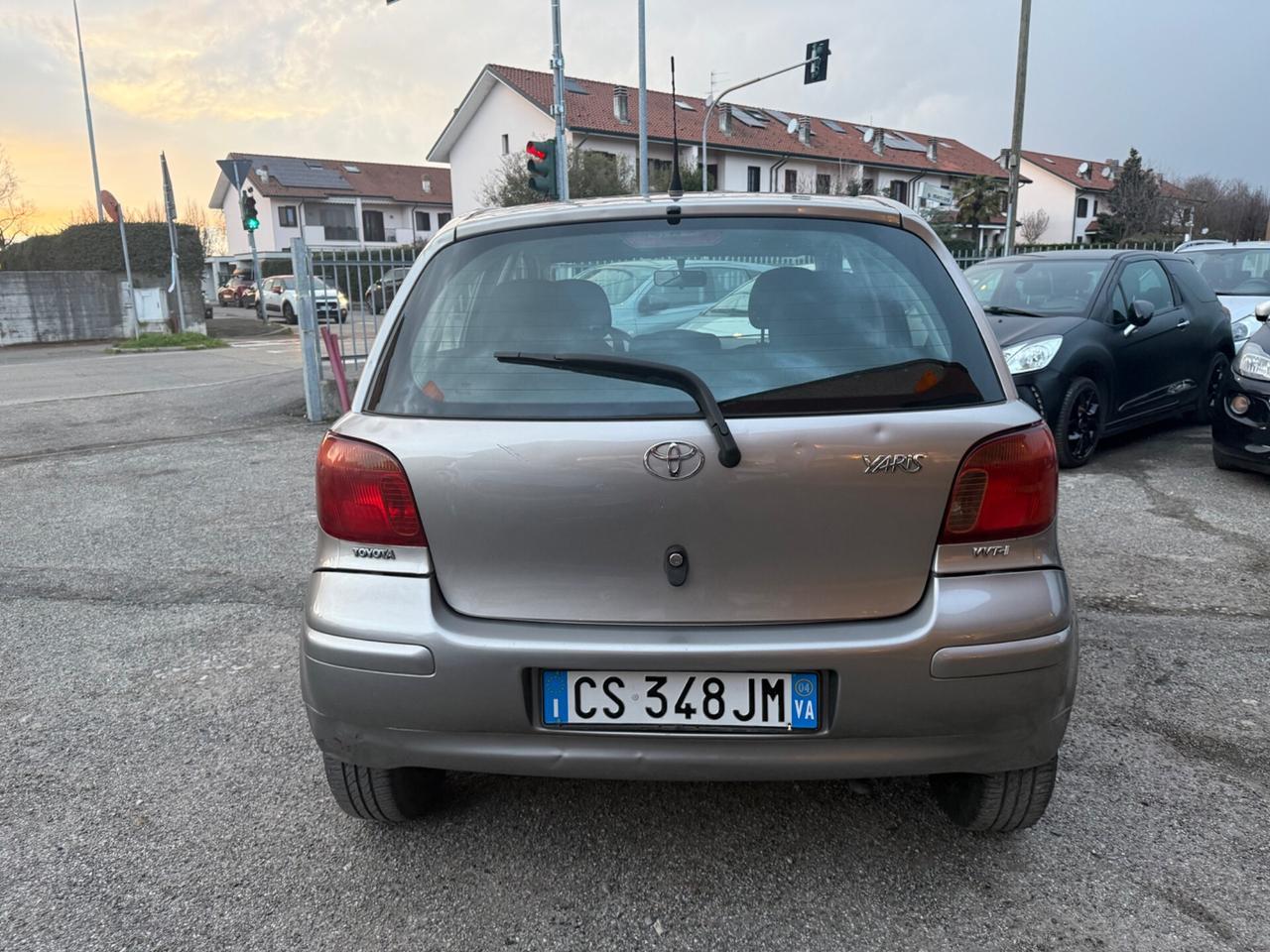 Toyota Yaris 1.0i 16V cat 5 porte Sol