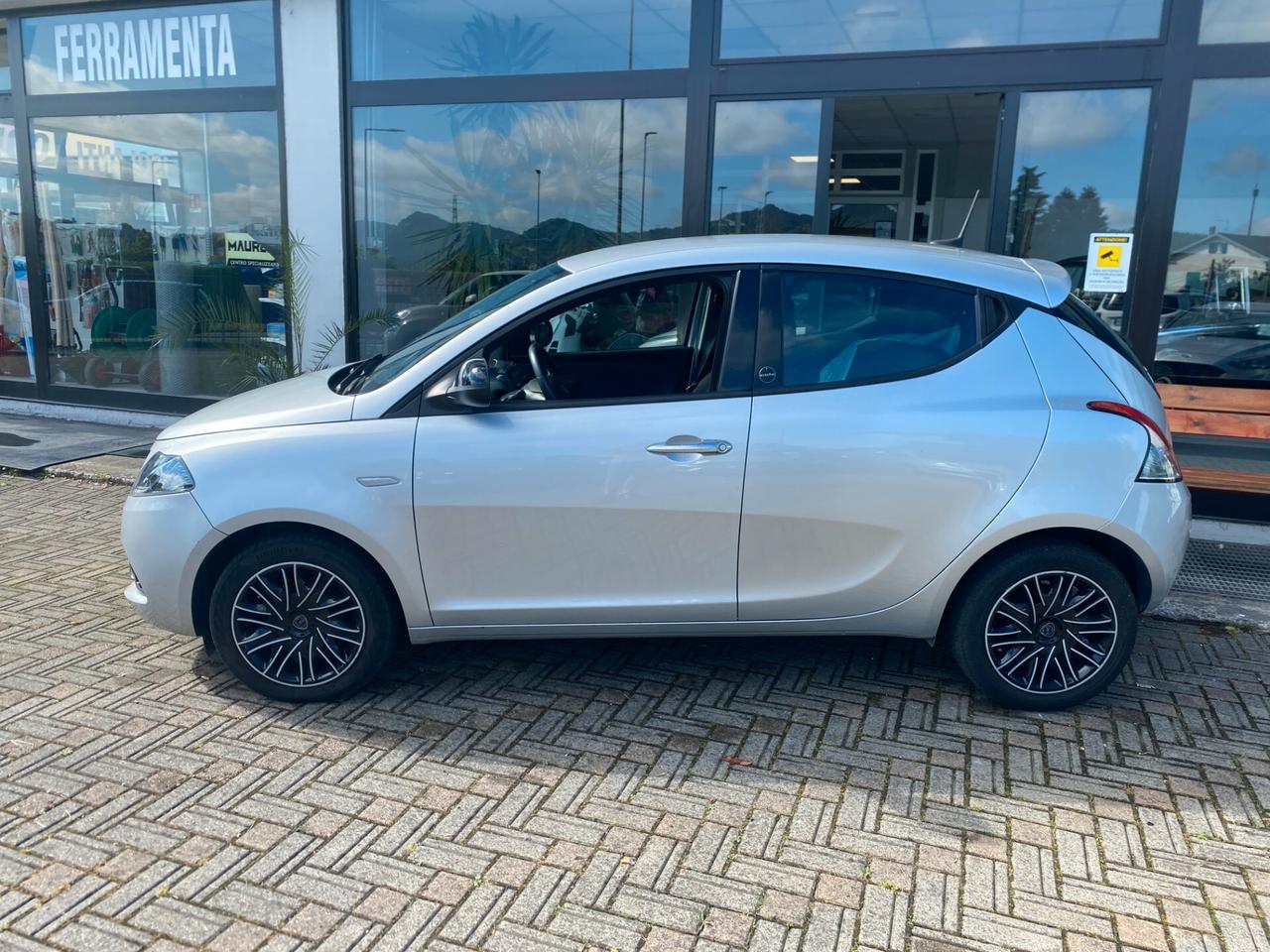 Lancia Ypsilon 1.0 FireFly 5 porte S&S Hybrid Ecochic Silver