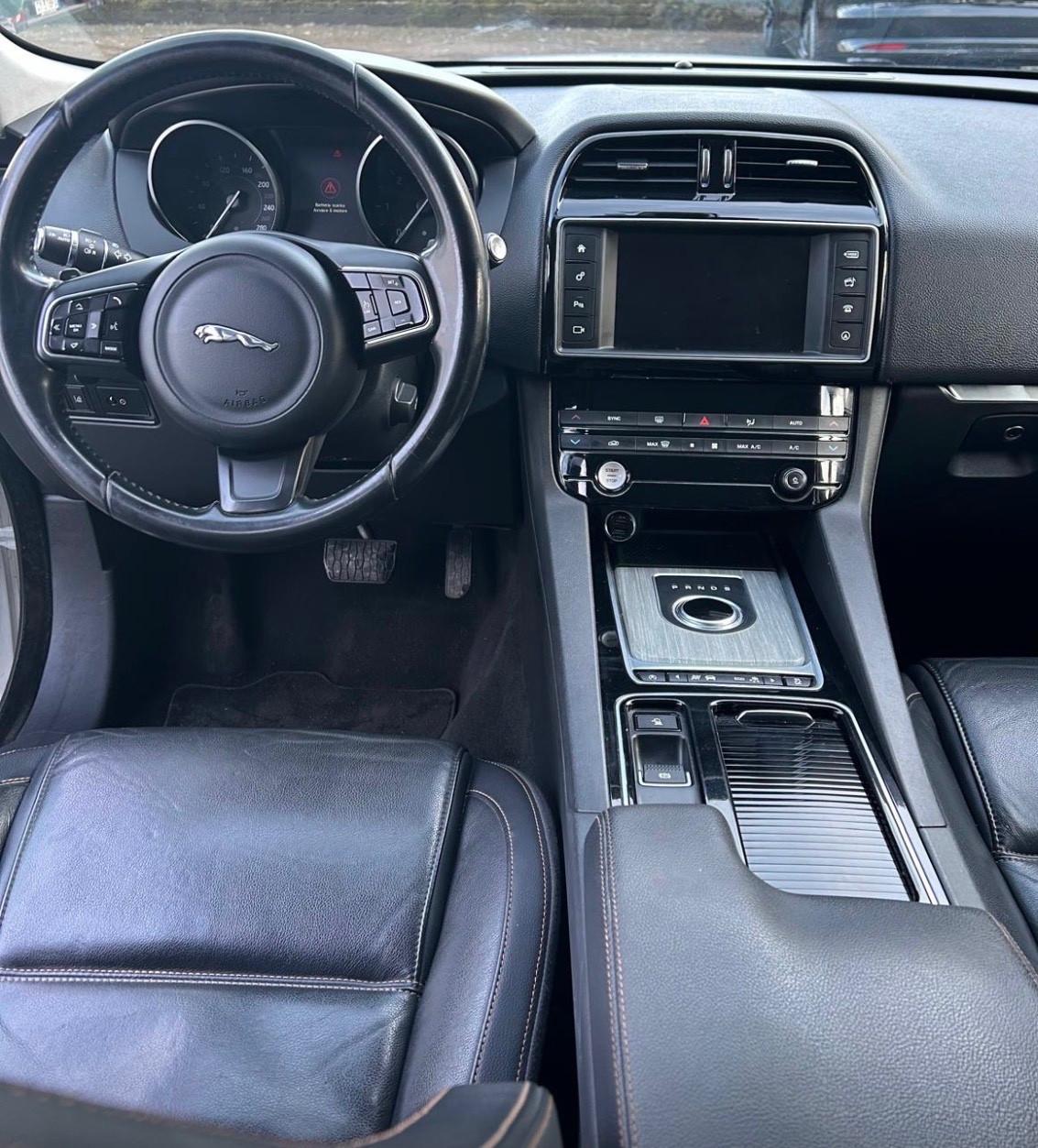 Jaguar F-Pace 2.0 D 180 CV AWD Prestige