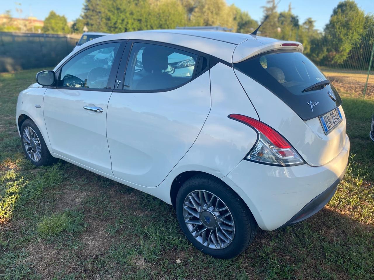 Lancia Ypsilon 1.2 69 CV 5 porte S&S Platinum ok neo patentati
