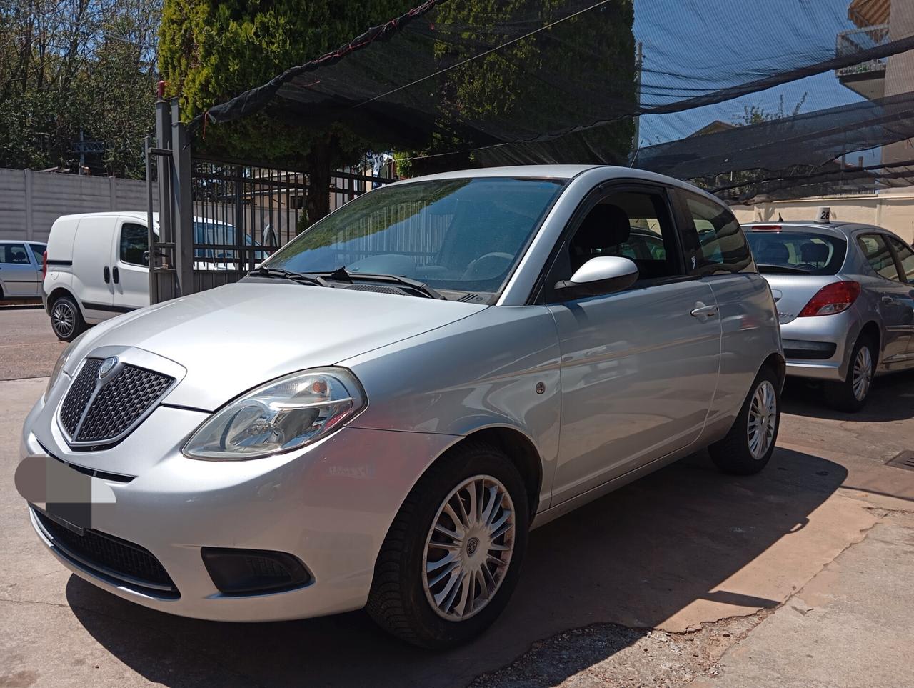 Lancia Ypsilon 1.2 neopatentati valuto permute
