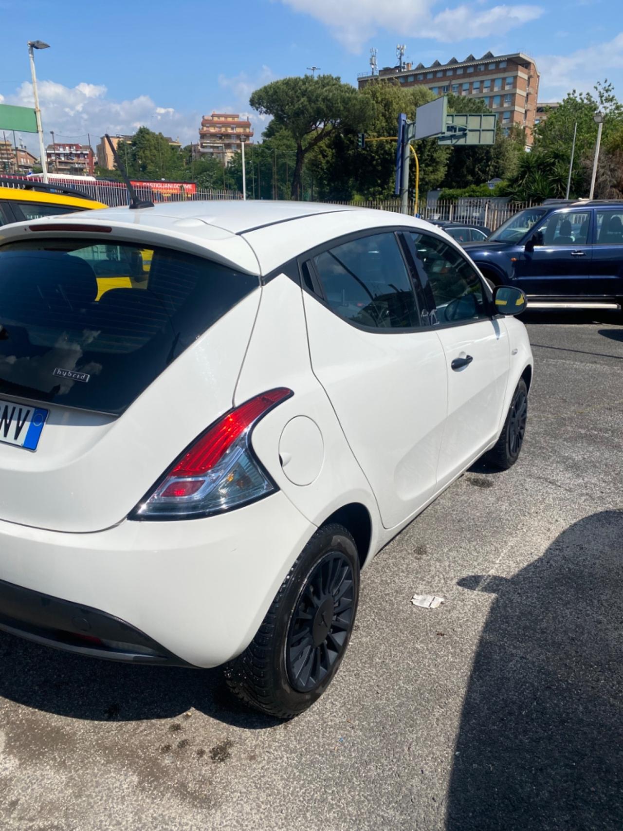 Lancia Ypsilon 1.0 Hybrid Ecochic