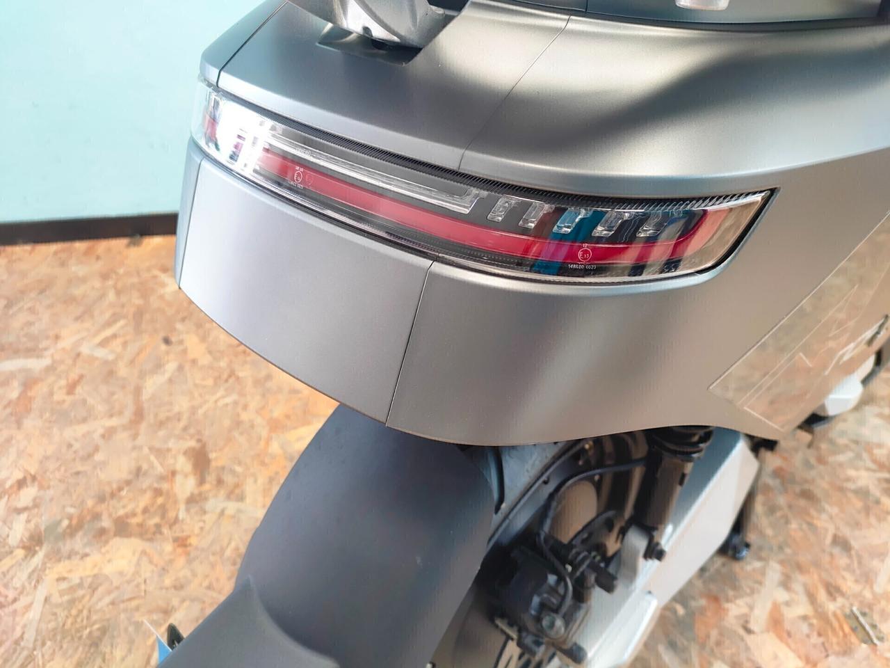 Nmoto NCF S : l'e-scooter che ti porta anche in autostrada