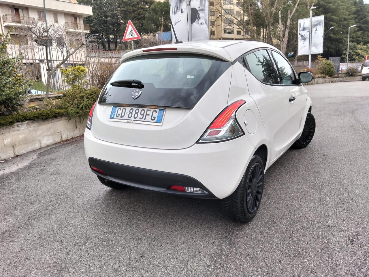 Lancia Ypsilon 1.0 FireFly 5 porte S&S Hybrid Ecochic Silver