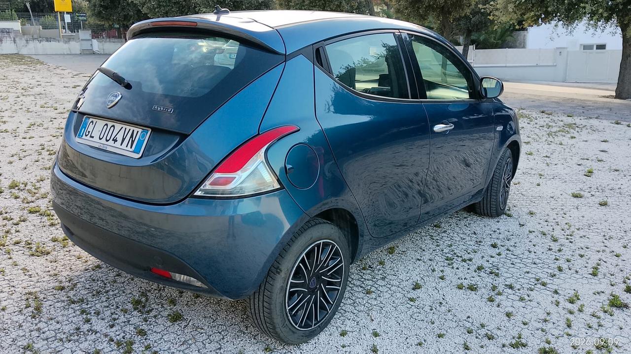Lancia Ypsilon 1.0 FireFly 5 porte S&S Hybrid Silver