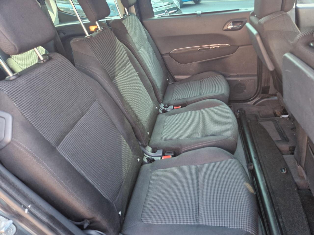 Peugeot 5008 1.6 HDi 110CV cambio robotizzato Tecno
