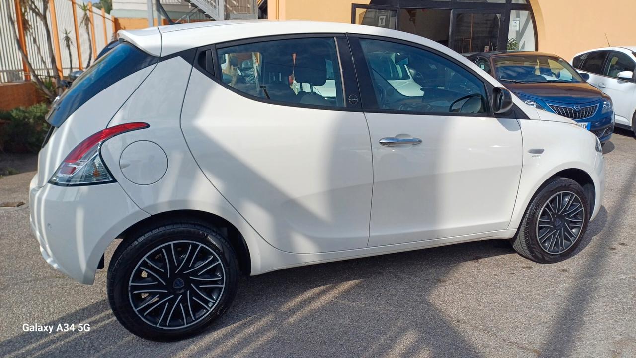 Lancia Ypsilon 1.0 FireFly 5 porte S&S Hybrid Ecochic Gold