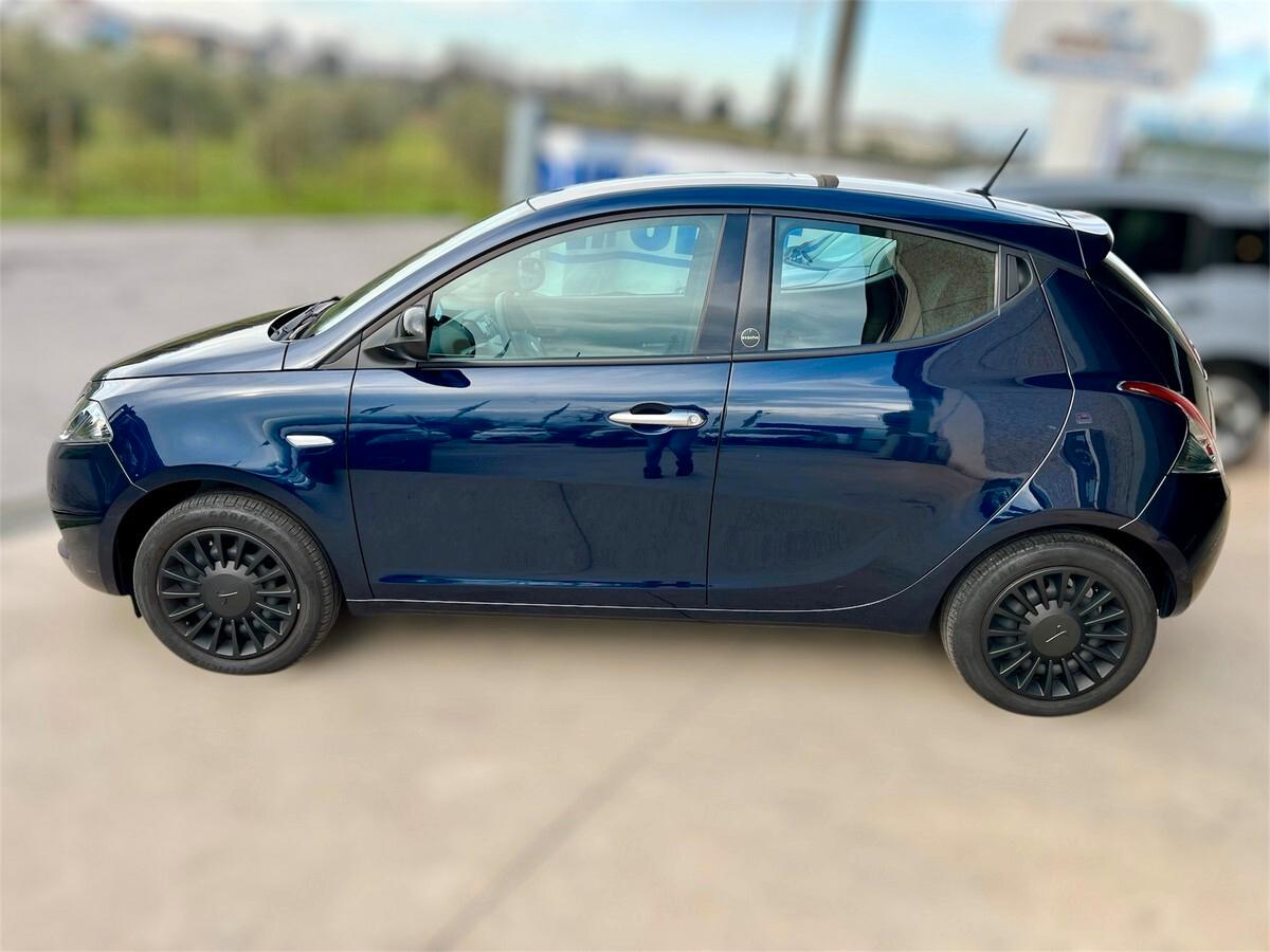 Lancia Ypsilon 1.0 FireFly 5 porte S&S Hybrid Ecochic Silver anche NEOPATENTATI