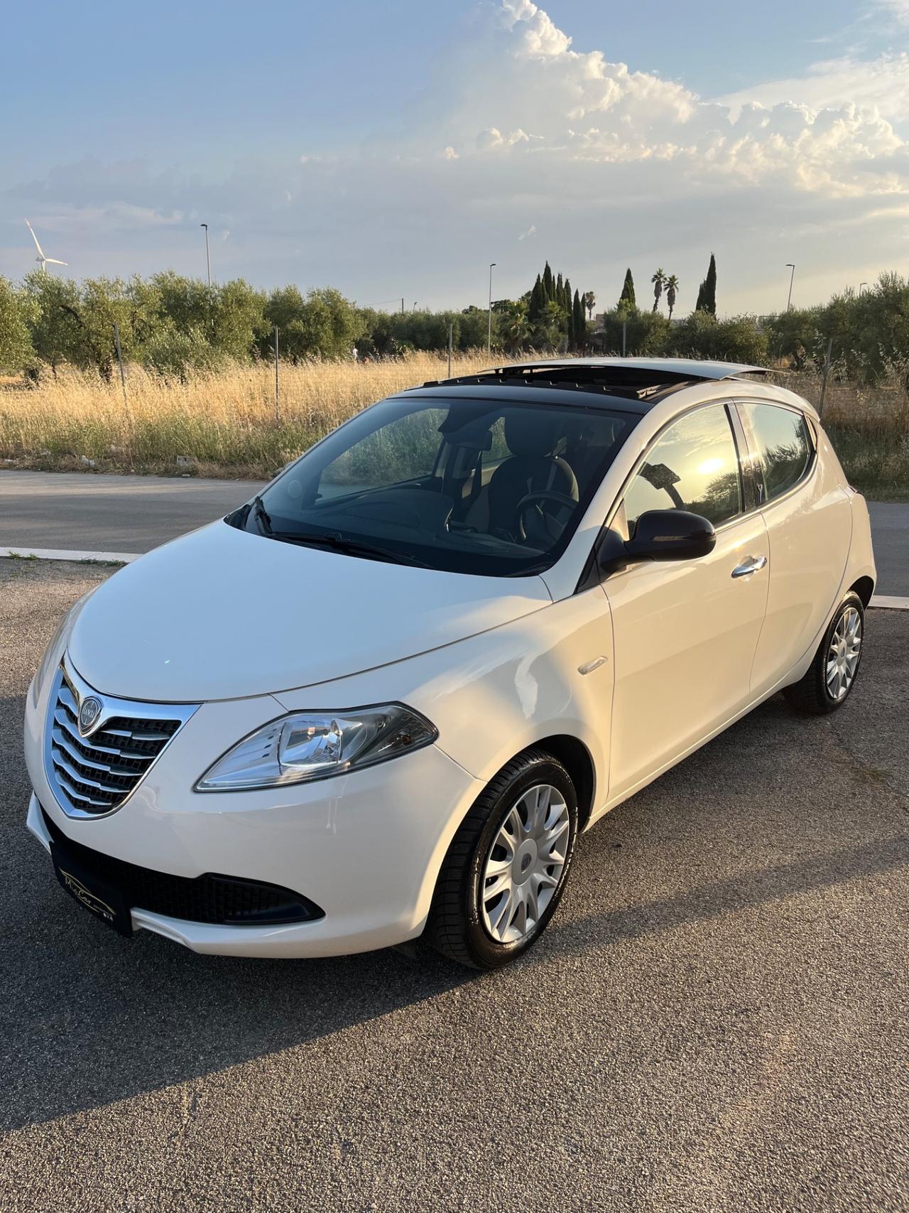 Lancia Ypsilon 1.2 69 CV 5 porte S&S Silver tetto panoramico