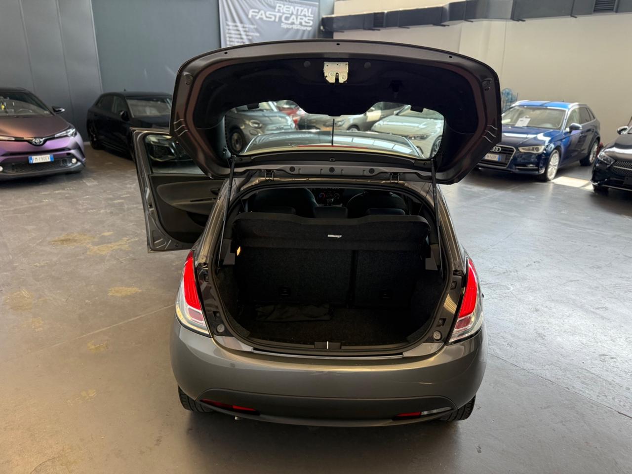 Lancia Ypsilon 1.0 FireFly 5 porte S&S Hybrid Ecochic Silver