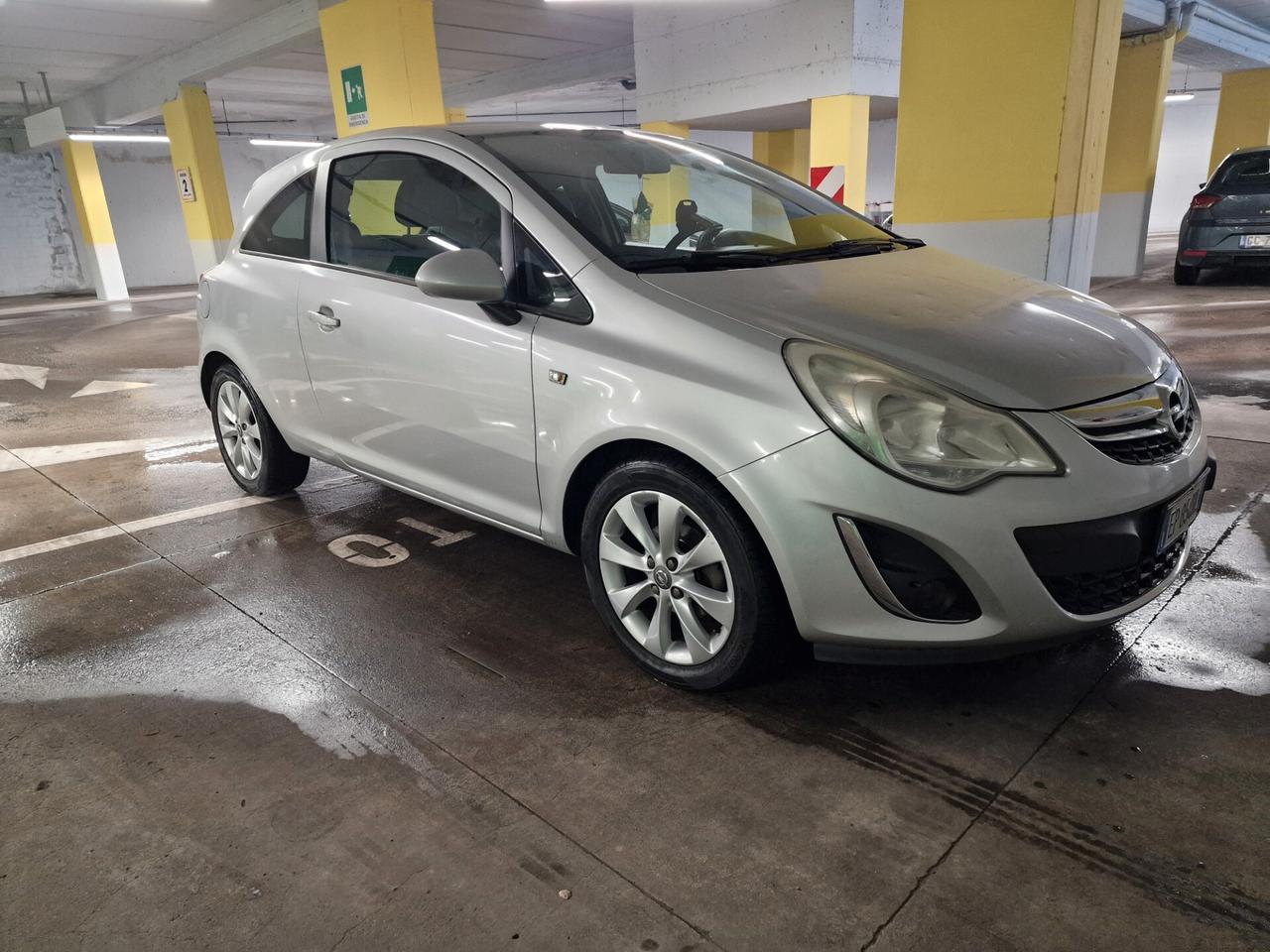 Opel Corsa 1.2 3 porte b-color
