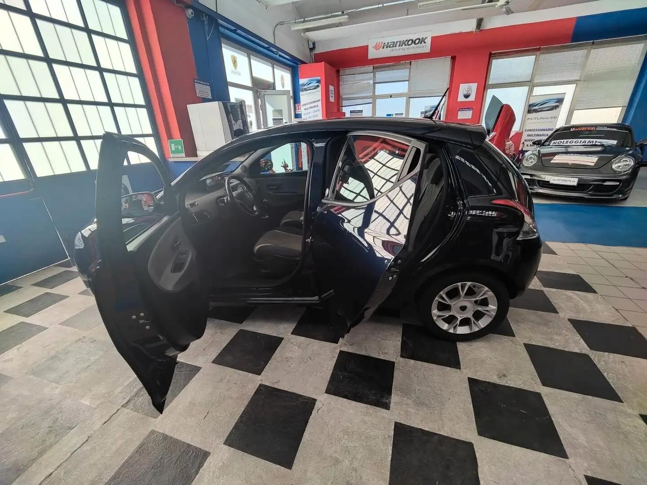Lancia Ypsilon 5 porte NEOPATENTATO
