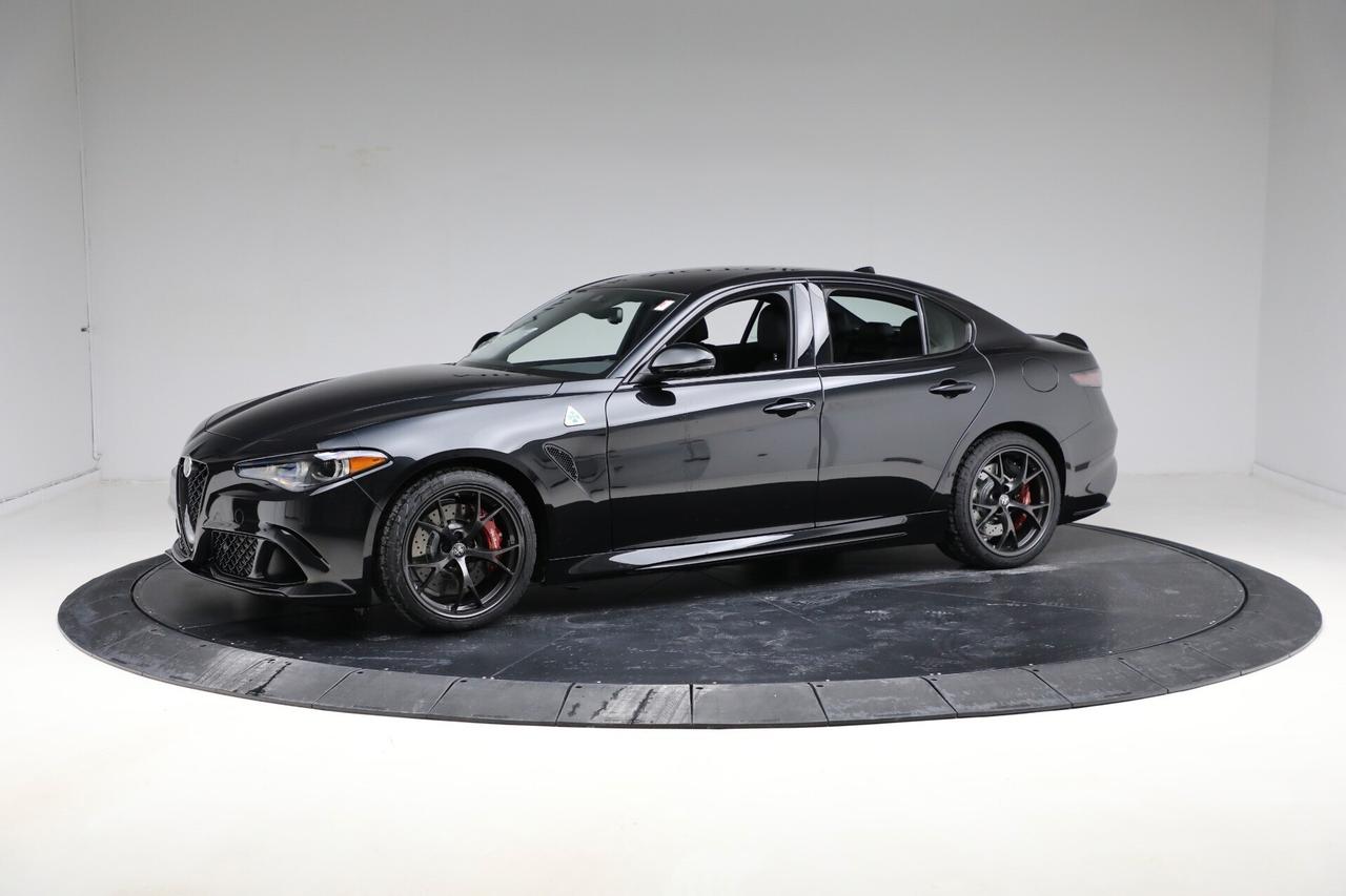 Alfa Romeo Giulia 2.9 V6 Bi-Turbo AT8 Quadrifoglio NOLEGGIO LUNGO TERMINE