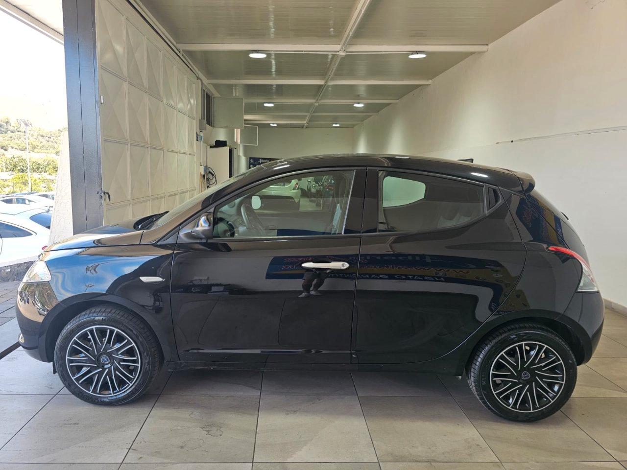 Lancia Ypsilon 1.0 firefly hybrid Silver s&s 70cv 5p.ti