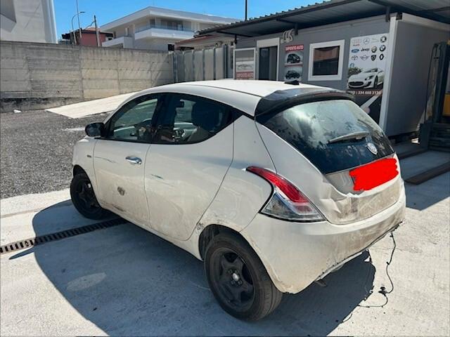 Lancia Ypsilon 2023 1.0 FireFly 5 porte S&S Hybrid Gold sinistrata incidentata