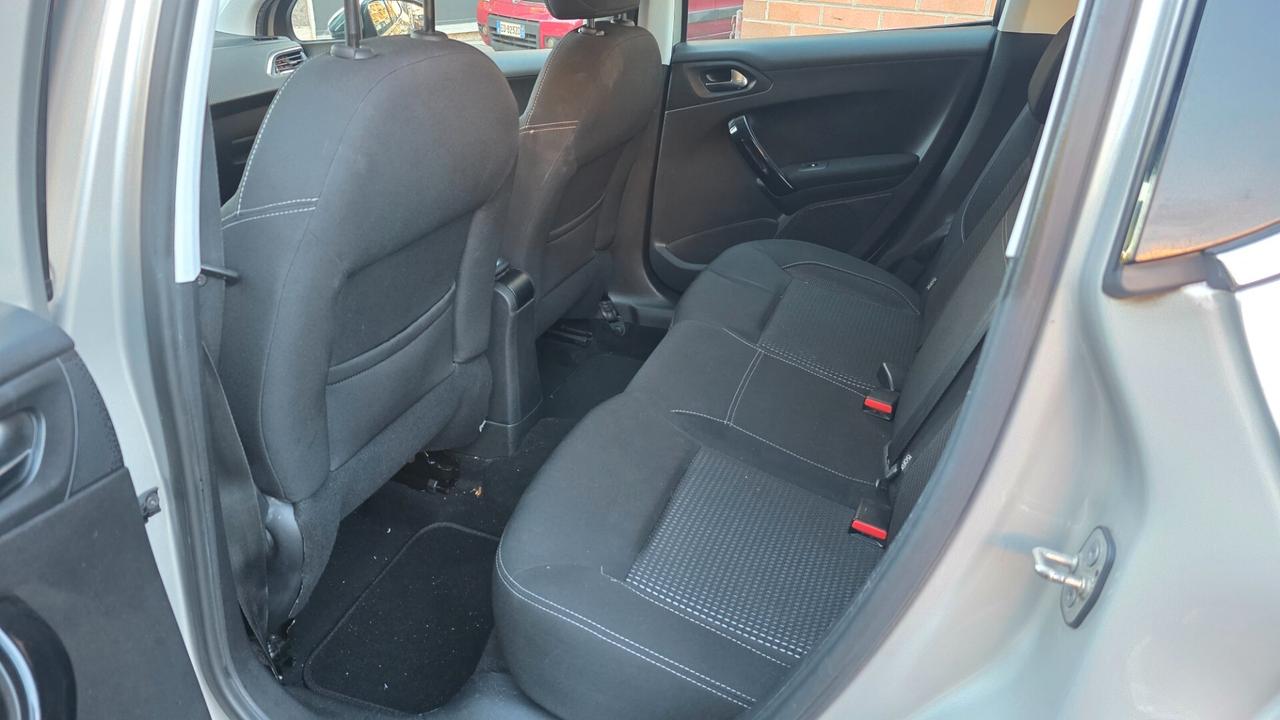 Peugeot 208 PureTech 82 5p. GPL Allure